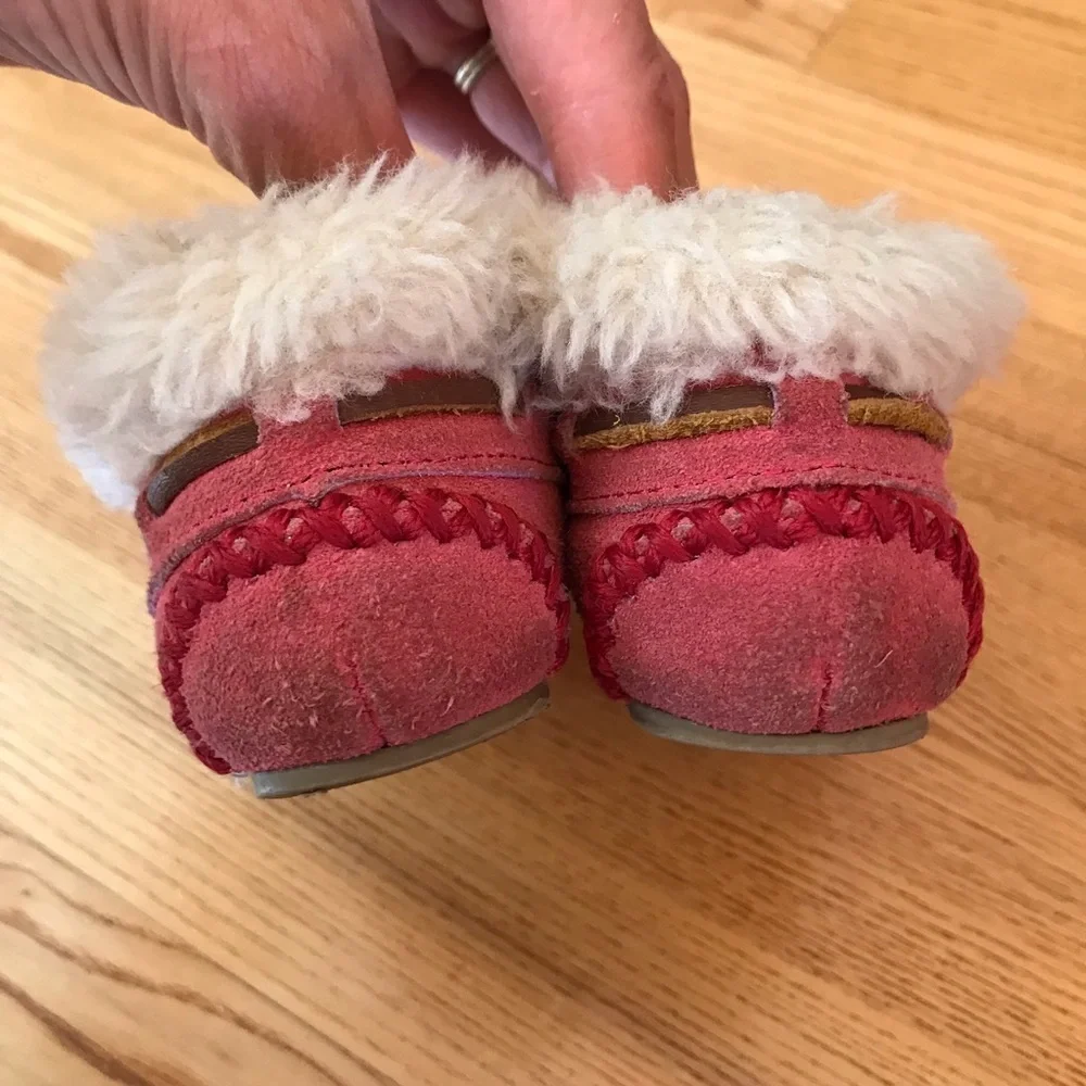 Minnetonka moccasins Charley Slipper Toddler Little Kid Bright Pink girls size 7